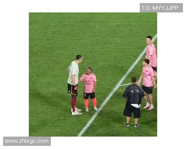 足球明星与裁判幽默互动引发全场欢笑精彩瞬间回顾 足球明星与裁判幽默互动引发全场欢笑精彩瞬间回顾